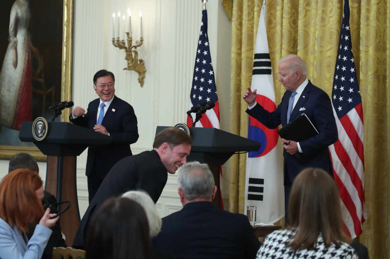 문재인 대통령과 조 바이든 미국 대통령이 21일 오후(현지시간) 백악관에서 정상회담 후 공동기자회견을 하고 있다. [연합]