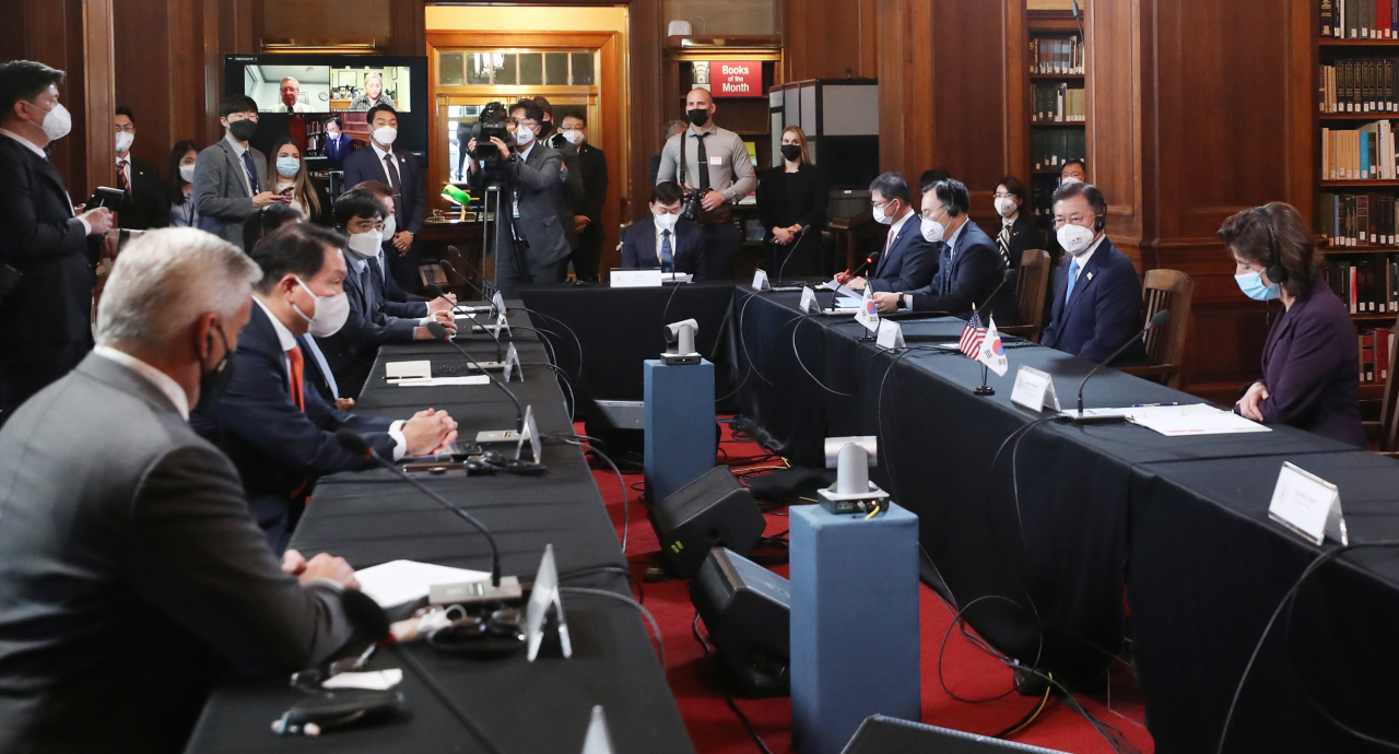 미국을 방문 중인 문재인(오른쪽 앞쪽에서 두 번째) 대통령이 21일 오전(현지시간) 워싱턴 미 상무부에서 열린 한미 비즈니스 라운드 테이블 행사에 참석해 있다. [연합]