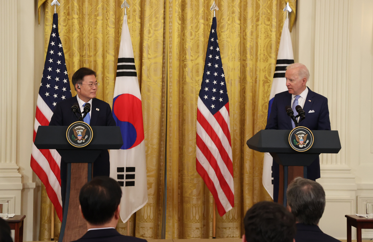 문재인 대통령과 조 바이든 미국 대통령이 21일 오후(현지시간) 백악관에서 정상회담 후 공동기자회견을 하고 있다. [연합]