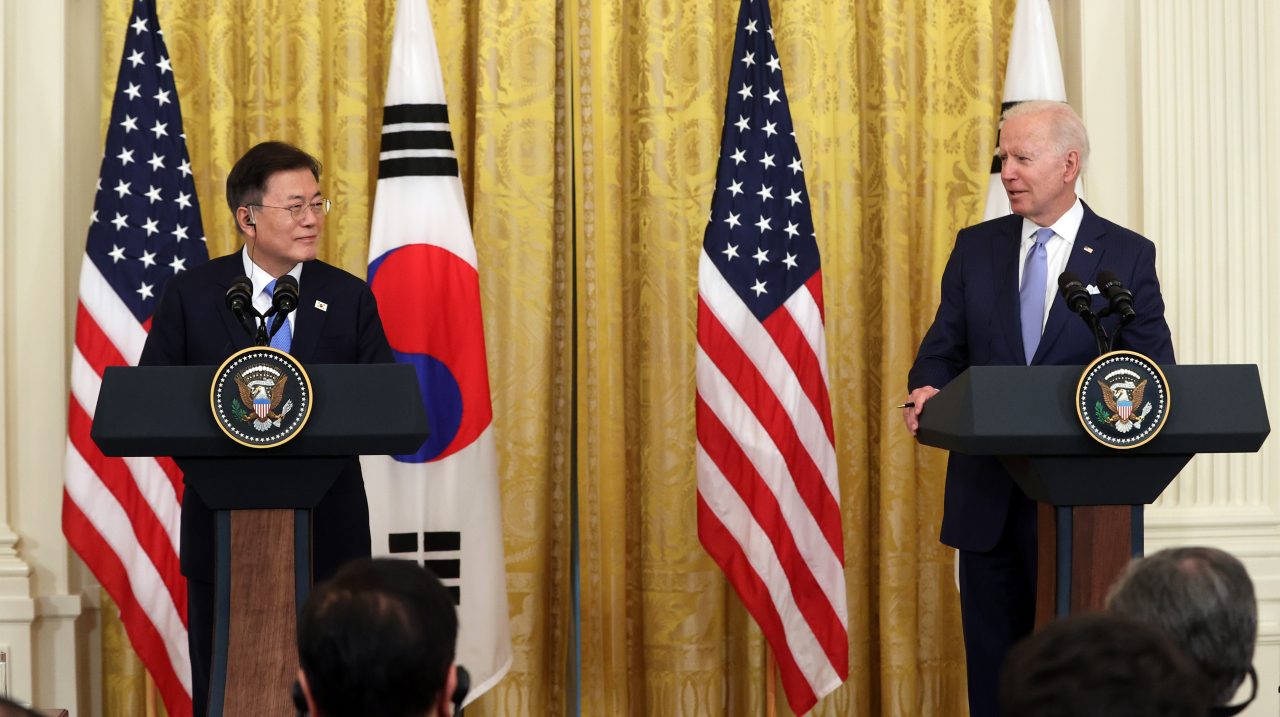 문재인 대통령과 조 바이든 미국 대통령이 21일 오후(현지시간) 백악관에서 정상회담 후 공동기자회견을 하고 있다. [연합]