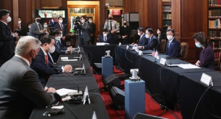 미국을 방문 중인 문재인(오른쪽 앞쪽에서 두 번째) 대통령이 21일 오전(현지시간) 워싱턴 미 상무부에서 열린 한미 비즈니스 라운드 테이블 행사에 참석해 있다. [연합]