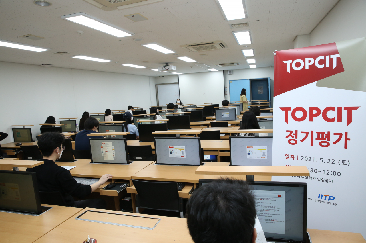 동국대학교 고사실에서 TOPCIT 정기평가 응시자들이 평가를 치르고 있다.[IITP 제공]