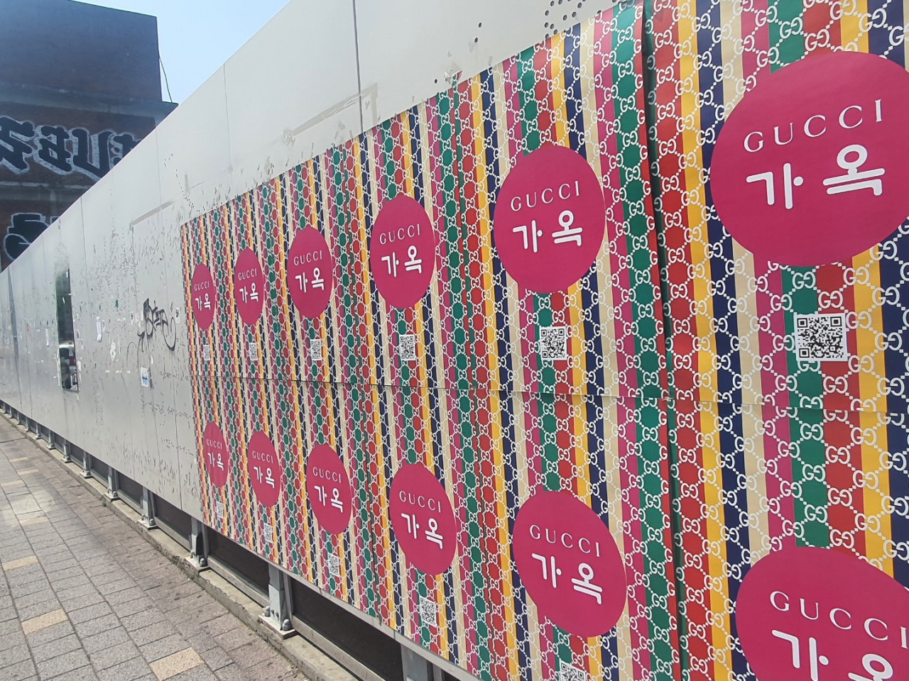 이태원역 부근에 붙은 구찌 가옥 (GUCCI GAOK) 포스터