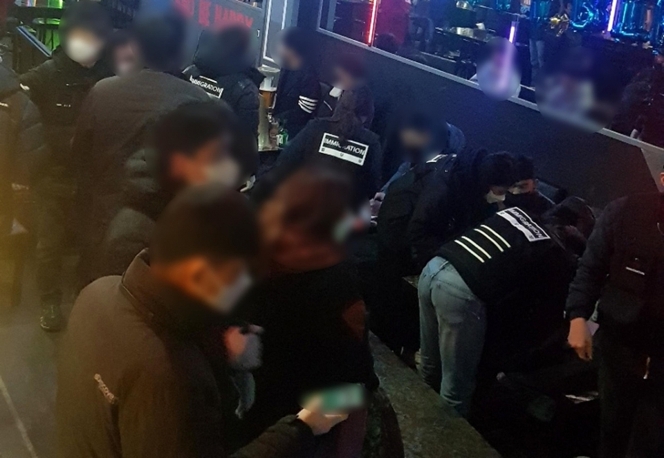 대구 합동 단속반이 유흥주점을 점검하고 있다 [대구광역시 제공]
