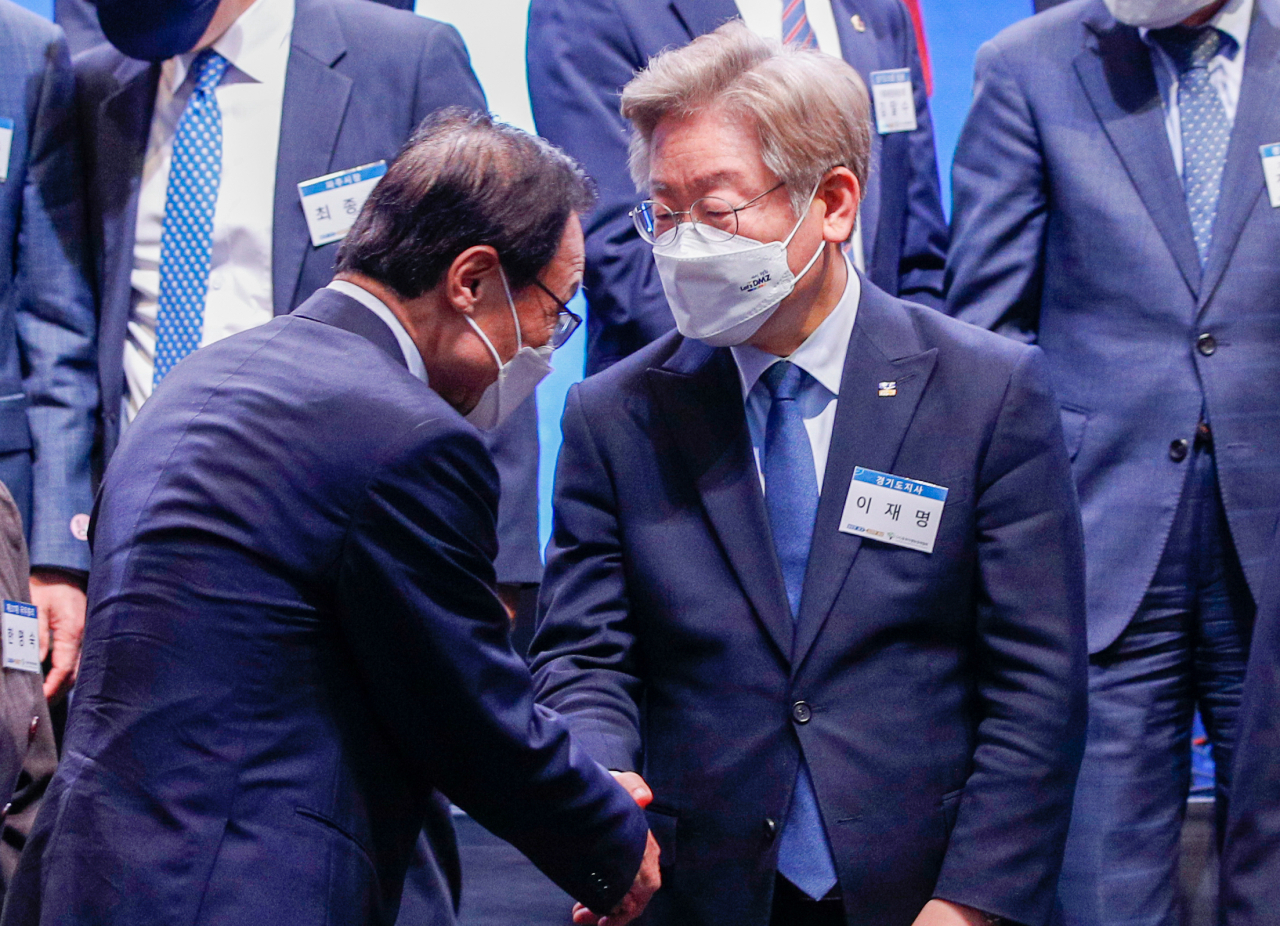 유력 대권주자인 이재명 경기도지사가 21일 경기 고양시 킨텍스에서 열린 '2021 DMZ 포럼' 개회식에서 이해찬 (사)동북아평화경제협회 이사장과 인사하고 있다.[연합]