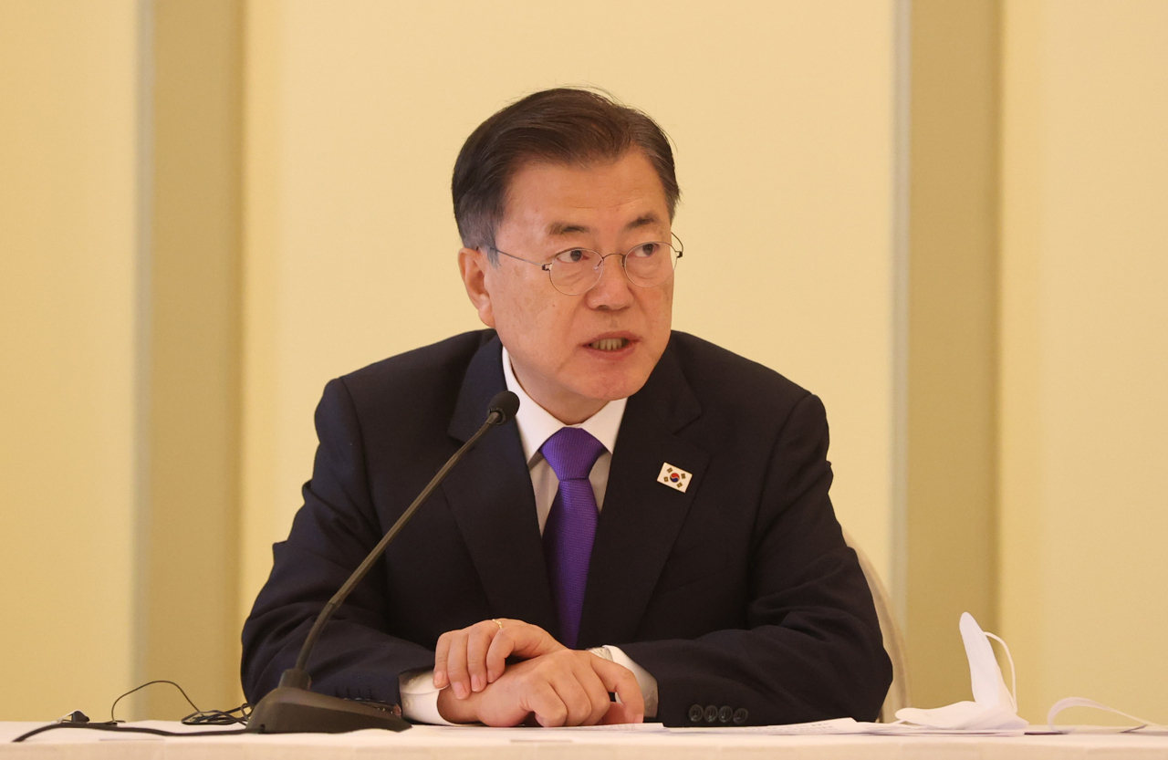 문재인 대통령은 22일(현지시간) 워싱턴 한 호텔에서 열린 '한미 백신 기업 파트너십 행사'에 참석했다. [연합]