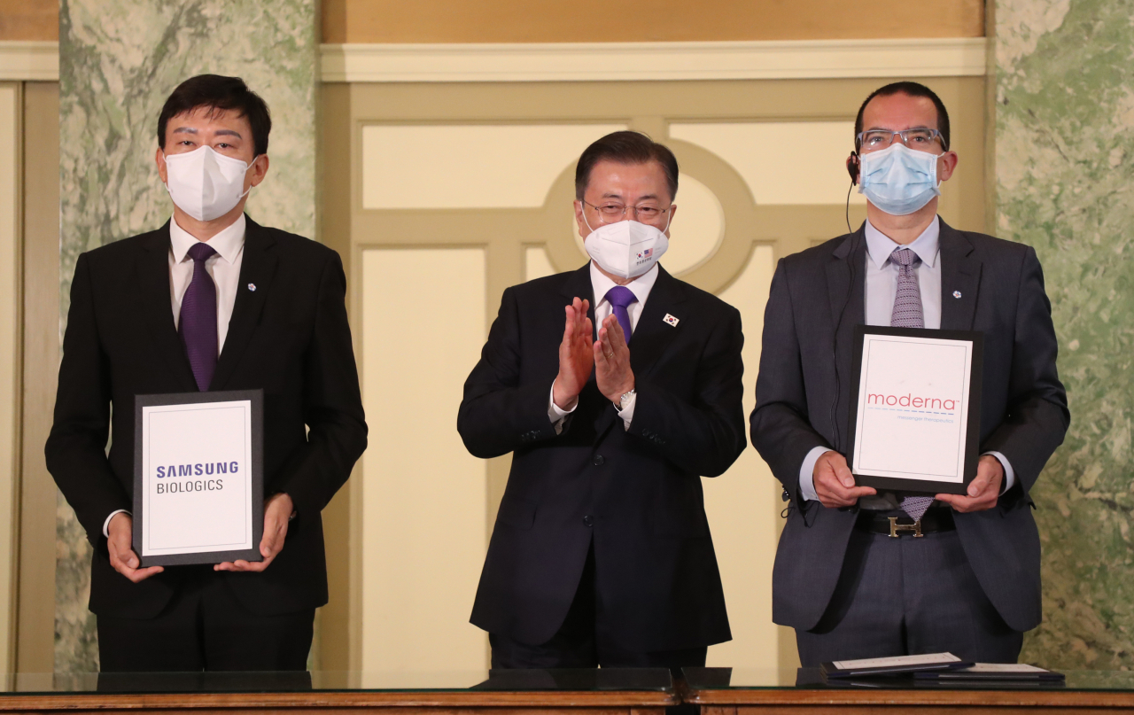 22일 오전(현지시간) 워싱턴 한 호텔에서 열린 '한미 백신 기업 파트너십 행사'에서 문재인 대통령이 참석한 가운데 백신 위탁 생산 계약 MOU가 진행되고 있다. 왼쪽부터 존 림 삼성바이오로직스 대표, 문 대통령, 스테판 반셀 모더나 CEO. [연합]