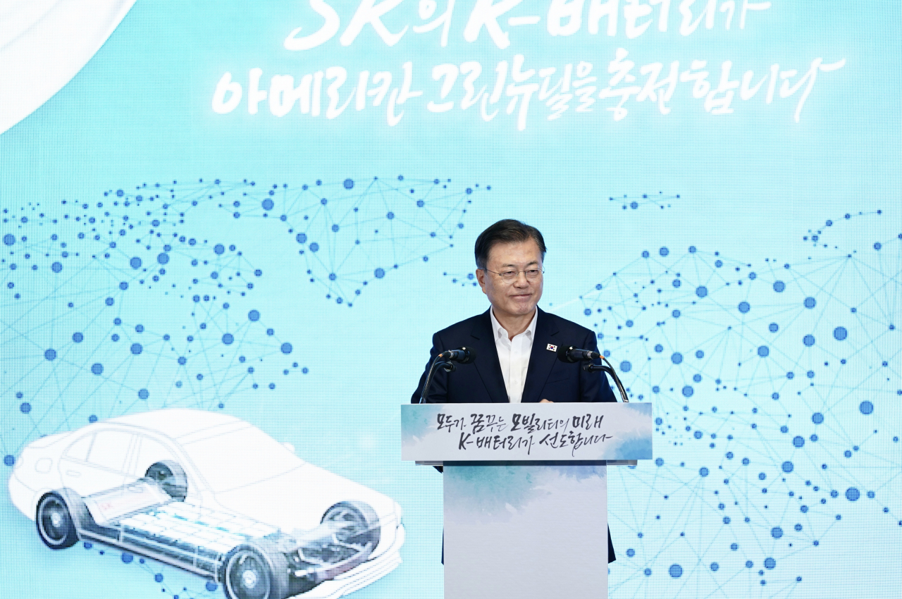 문재인 대통령이 22일 오후(현지시간) 미국 애틀랜타 SK이노베이션 전기차 배터리 공장을 방문, 소개 영상을 시청한 뒤 인사말을 하고 있다. [연합]