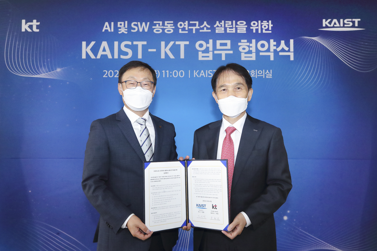 대전시 유성구 카이스트(KAIST) 본원 본관에서 KT 구현모 대표(좌측)와 카이스트 이광형 총장(우측)이 업무협약 체결 후 기념 촬영을 하고 있다. [KT 제공]
