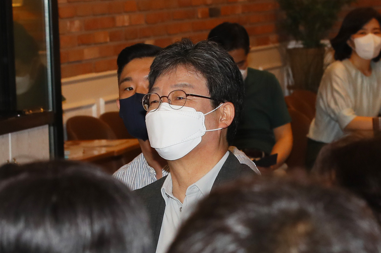 국민의힘 유승민 전 의원이 22일 서울 여의도 정치카페 '하우스'에서 열린 '김웅·김은혜·이준석 신인 당대표 출마자 초청 토론회'에 참석해 토론을 지켜보고 있다. [연합]