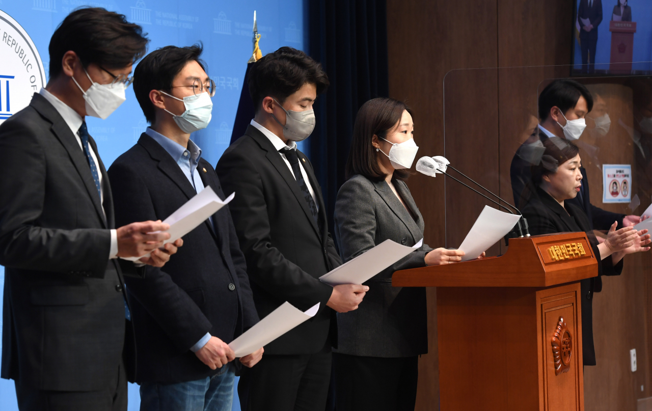 이소영 더불어민주당 의원이 지난 4월 9일 오전 국회 소통관에서 '더불어민주당 2030의원 입장문'을 발표하고 있다. [연합]