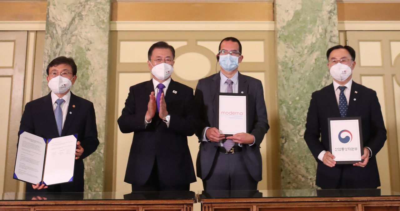 22일 오전(현지시간) 워싱턴 한 호텔에서 열린 '한미 백신 기업 파트너십 행사'에서 문재인 대통령이 참석한 가운데 백신 생산 투자 협력 MOU가 진행되고 있다. 왼쪽부터 권덕철 보건복지부 장관, 문 대통령, 스테판 반셀 모더나 CEO, 문승욱 산업통상자원부 장관. 연합뉴스