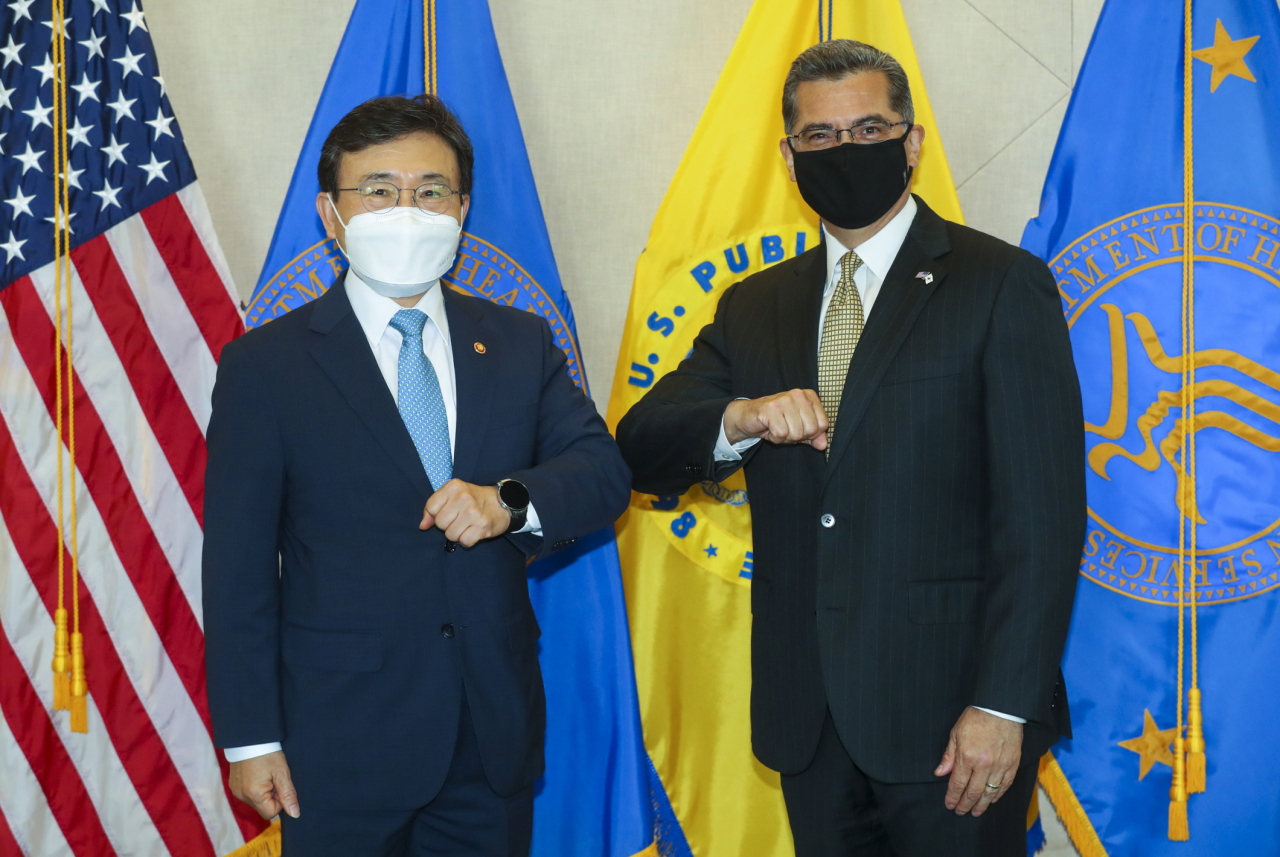 South Korean Minister of Health and Welfare Kwon Deok-cheol (left) and US Secretary of Health and Human Services Xavier Becerra (Ministry of Health and Welfare)