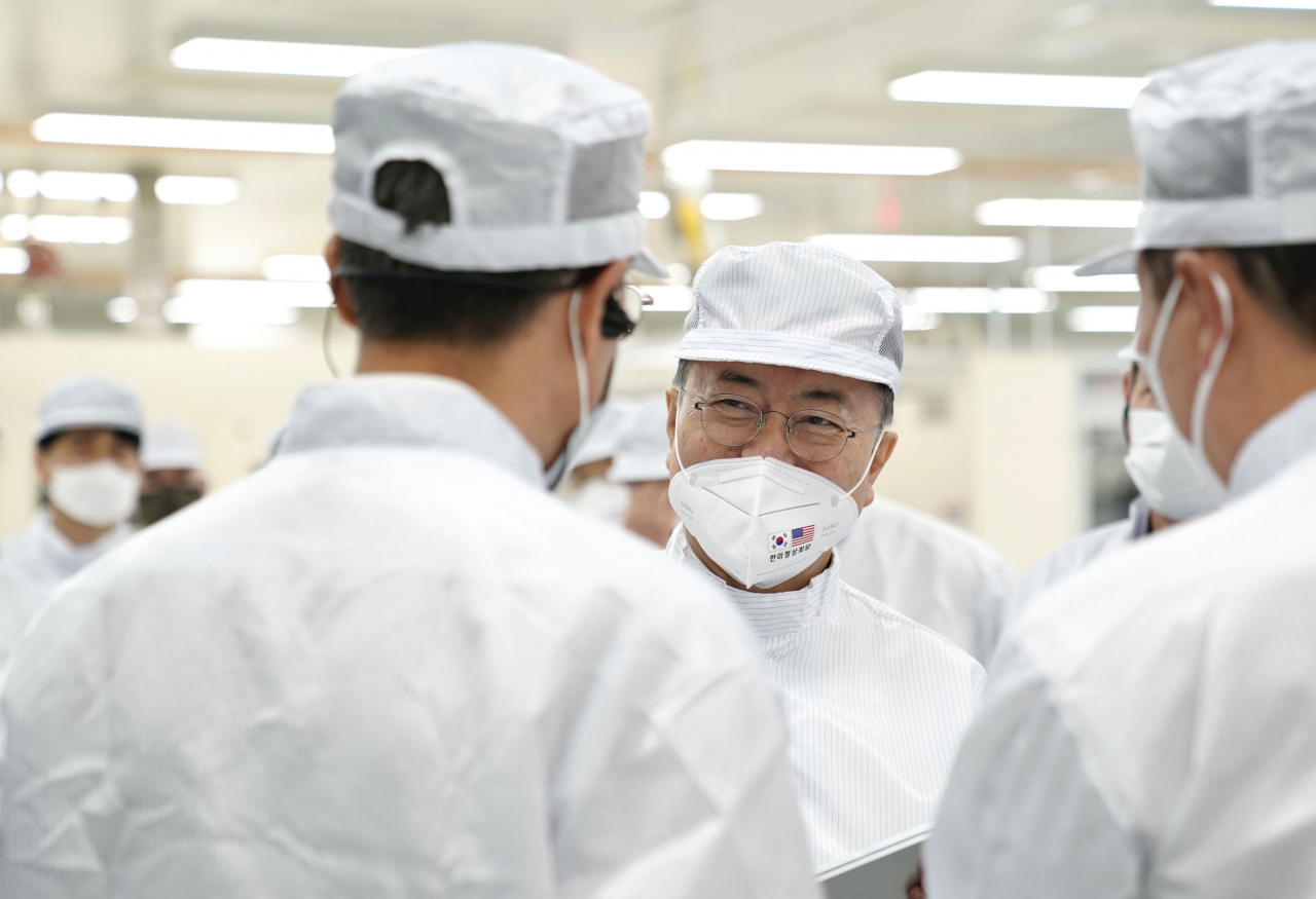 문재인 대통령의 방미와 조 바이든 대통령과의 한미정상회담이 안보중심의 한미동맹을 경제동맹으로까지 지평을 확대하는 계기가 됐다는 평가가 나온다. 문 대통령이 22일 오후(현지시간) 애틀랜타 SK이노베이션 전기차 배터리 공장을 방문해 둘러보고 있다. [연합]