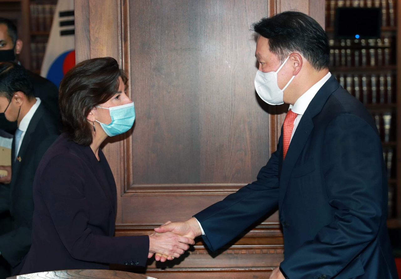 최태원 대한상공회의소 회장(오른쪽)이 21일(현지시간) 미국 워싱턴 D.C에서 열린 한미 비즈니스 라운드 테이블에 참석, 지나 레이몬도 상무부 장관을 만나 악수를 나누고 있다. [대한상의 제공]