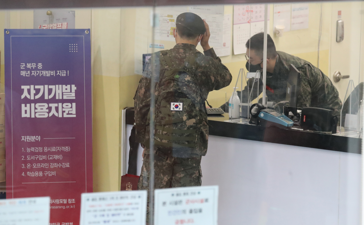 미국이 한국군 55만명에 코로나19 백신을 직접 지원하기로 했다. 한미 양국 정상은 지난 21일(현지시간) 정상회담 후 가진 공동기자회견에서 한미동맹 차원에서 약속한 것이라며 이같이 밝혔다. 사진은 23일 국군장병라운지 서울역TMO 모습, 연합뉴스
