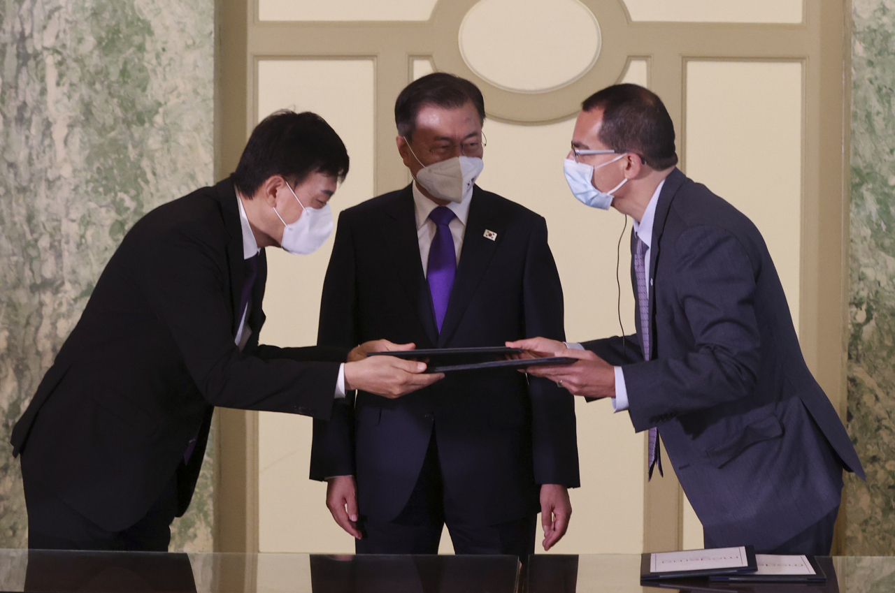 22일 오전(현지시간) 미국 워싱턴의 한 호텔에서 열린 '한미 백신 기업 파트너십 행사'에서 문재인 대통령이 참석한 가운데 백신 위탁 생산 계약 MOU가 진행되고 있다. 왼쪽부터 존 림 삼성바이오로직스 대표, 문 대통령, 스테판 반셀 모더나 CEO. [연합]