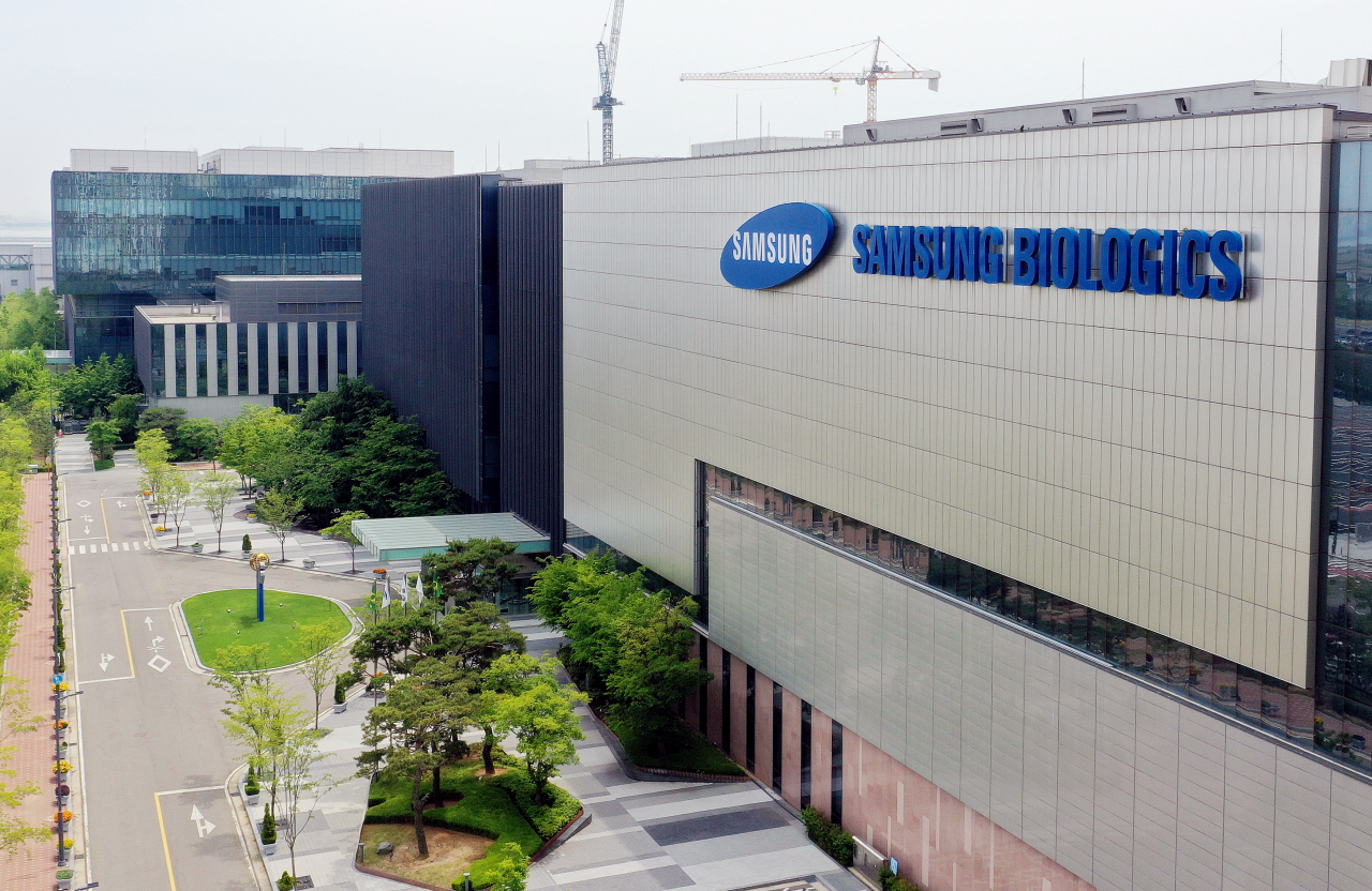 23일 오후 인천시 연수구 송도국제도시 삼성바이오로직스 건물이 우뚝 서 있다. 삼성바이오로직스와 모더나는 전날 미국 워싱턴DC에서 열린 '한미 백신 파트너십' 행사를 통해 코로나19 백신 위탁생산 계약을 체결했다. [연합]