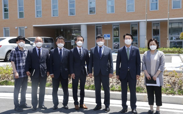 폴리텍대학 조재희 이사장과 순천캠퍼스 교수진, 직원들이 함께 기념촬영하고 있다. [폴리텍 제공]