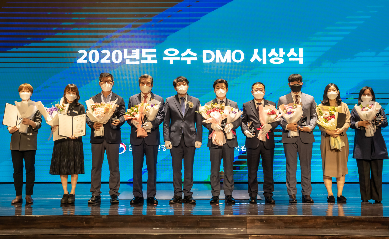 우수 지역관광추진조직(DMO)으로 뽑힌 홍성, 강릉, 보령의 관광리더들이 상을 받은 뒤 안영배(왼쪽에서 다섯번째) 한국관광공사 사장과 기념촬영을 하고 있다.