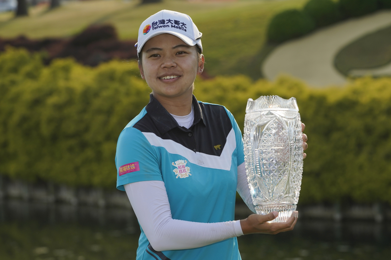 대만의 쉬웨이링이 LPGA 투어 퓨어실크 챔피언십서 생애 첫 우승을 차지한 뒤 트로피를 들고 기뻐하고 있다. [AP]