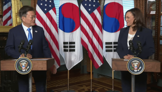 카멀라 해리스 미국 부통령이 문재인 대통령과 악수 후 상의에 손을 닦는 듯한 모습을 보여 논란이 일고 있다. [백악관 유튜브 캡처]