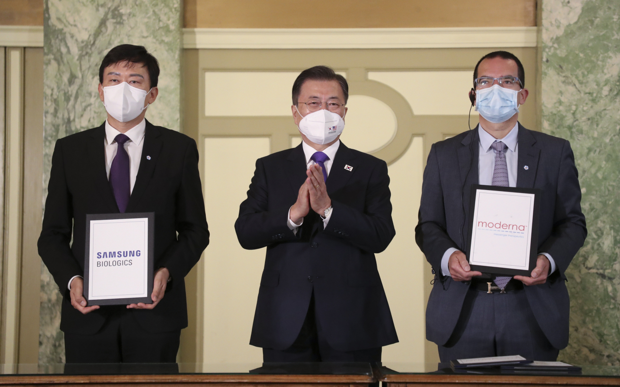 22일 오전(현지시간) 미국 워싱턴 한 호텔에서 열린 '한·미 백신 기업 파트너십 행사'에서 문재인 대통령이 참석한 가운데 백신 위탁생산 계약 MOU가 진행되고 있다. 왼쪽부터 존 림 삼성바이오로직스 대표, 문 대통령, 스테판 반셀 모더나 CEO. [연합]