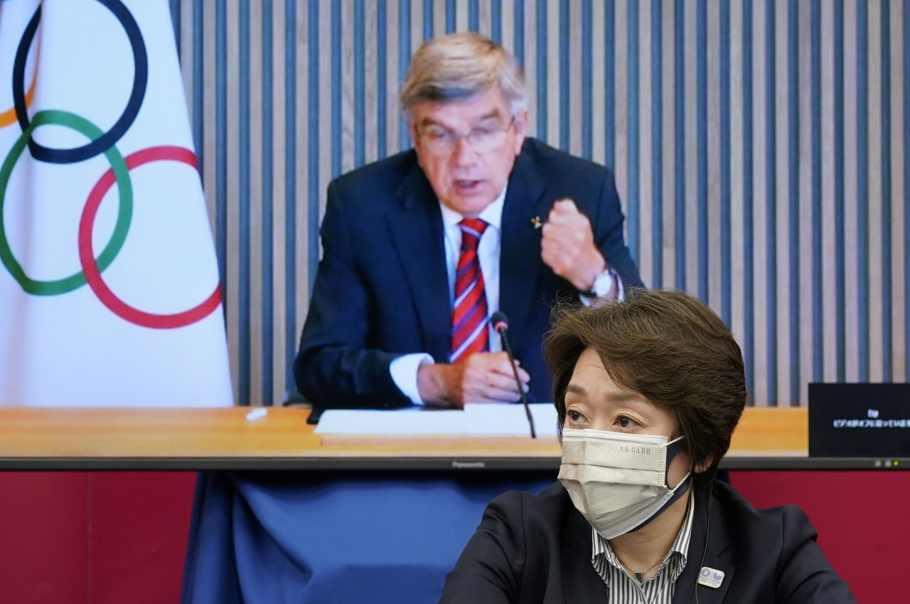 토마스 바흐(화면 속 인물) 국제올림픽위원회(IOC) 위원장이 지난달 28일 열린 도쿄올림픽 관련 화상 회의에서 발언하고 있는 모습을 하시모토 세이코 도쿄올림픽 조직위원회 회장이 지켜보고 있다. [EPA]