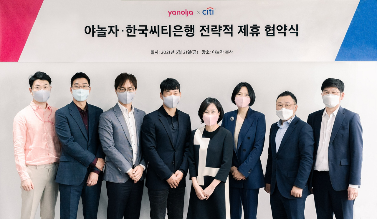 유명순 한국씨티은행장과 이수진 야놀자 총괄대표가 지난 21일(금) 서울 강남구에 위치한 야놀자 사옥에서 글로벌 사업확장을 위한 업무협약서에 서명 후 참석자들과 함께 기념촬영을 하고 있다. (왼쪽부터 송민규 야놀자 커뮤니케이션실장, 류경수 야놀자 자금관리팀장, 배보찬 야놀자 경영부문 대표, 이수진 야놀자 총괄대표, 유명순 한국씨티은행장, 유기숙 한국씨티은행 커머셜사업본부 전무, 김용 한국씨티은행 커머셜디지털기업금융센터장, 최영준 한국씨티은행 심사역)