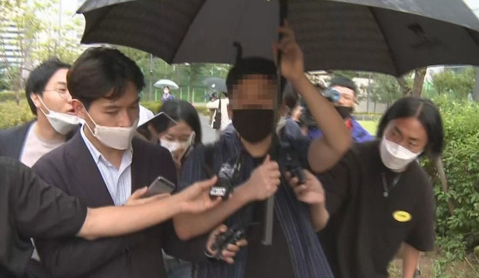 추미애 전 법무부 장관 아들 ‘특혜 휴가 의혹’을 제기했던 당직사병 현모(28)씨가 지난해 10월 9일 조사를 마치고 서울동부지검을 나서고 있다. [연합]