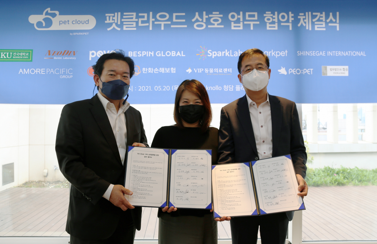 임동일 한화손해보험 CPC전략실장(오른쪽)과 최용민 디지털전략팀장(왼쪽)이 ㈜스파크펫 추영주대표(가운데)와 24일 서울 청담동 놀로스퀘어에서 업무협약식 체결 후 기념촬영을 하고 있다. [한화손해보험 제공]