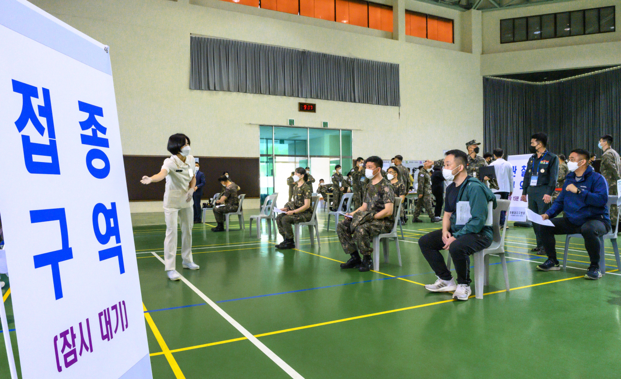 미국이 한국군 55만명에게 코로나19 백신을 제공하겠다고 밝힌데 따라 군 장병들을 대상으로 한 접종이 빨라질 전망이다. 충남 계룡대 코로나19 예방접종센터에서 장병과 군무원들이 접종에 앞서 설명을 듣고 있다. [헤럴드DB]