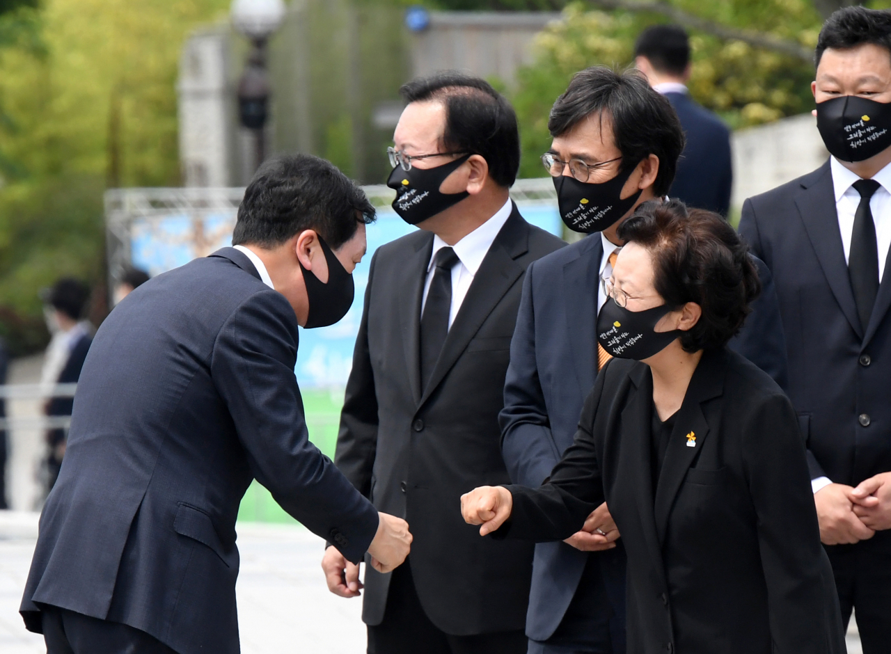 권양숙 여사(오른쪽)와 김기현 국민의힘 원내대표 겸 당 대표권한 대행이 23일 경남 김해시 진영읍 봉하마을에서 엄수된 노무현 전 대통령 서거 12주기 추도식에서 주먹인사 하고 있다. [연합]