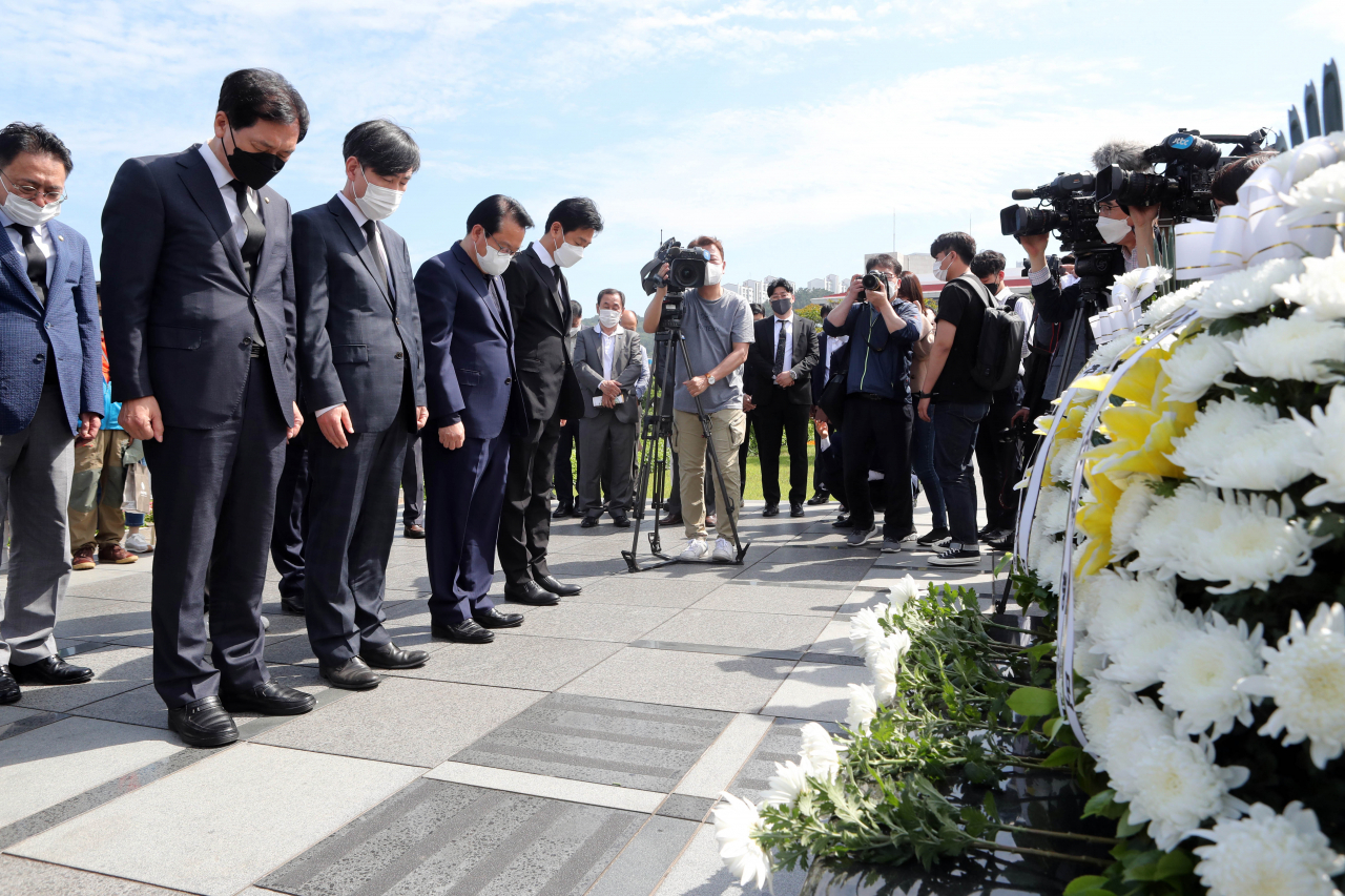 김기현 국민의힘 당 대표 권한대행 겸 원내대표와 하태경 부산시당 위원장 등이 23일 오후 부산 남구에 있는 유엔기념공원을 방문해 6·25 전쟁에 참전한 유엔군 전몰 용사를 추모하는 묵념을 하고 있다. [연합]