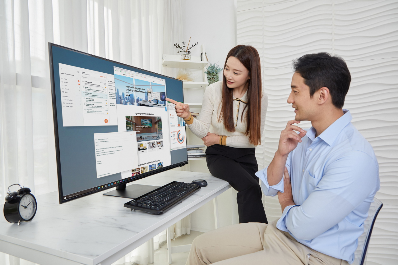 삼성전자 모델이 삼성 스마트 모니터 M7 43형 UHD 신제품을 소개하고 있다.[삼성전자 제공]