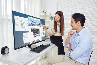 삼성전자 모델이 삼성 스마트 모니터 M7 43형 UHD 신제품을 소개하고 있다. [삼성전자 제공]