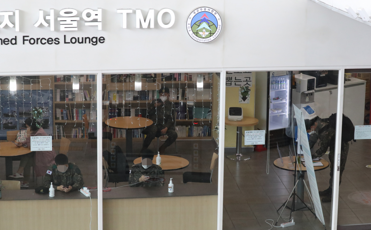 미국이 한국군 55만명에 코로나19 백신을 직접 지원하기로 했다. 한미 양국 정상은 지난 21일(현지시간) 정상회담 후 가진 공동기자회견에서 한미동맹 차원에서 약속한 것이라며 이같이 밝혔다. 사진은 23일 국군장병라운지 서울역TMO 모습, 연합뉴스
