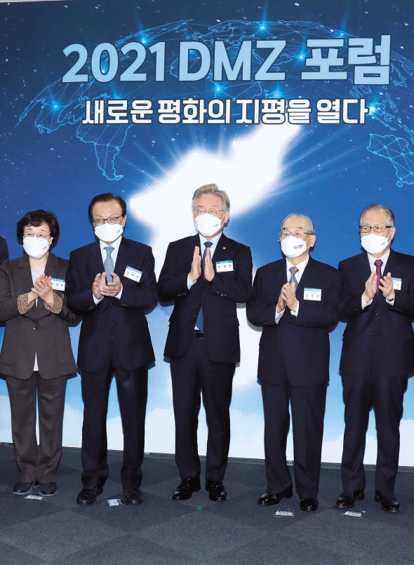 여권의 대권구도가 이재명 경기도지사의 독주와 2위권인 이낙연 전 더불어민주당 대표 및 정세균 전 국무총리의 추격전, 나머지 5명의 후발 군소주자들의 뒤집기 도전으로 형성되고 있다. 이 가운데, 이 지사는 친노·친문 진영으로 세를 넓혀가고 있다. 사진은 지난 21일 경기 고양시 킨텍스에서 열린 ‘2021 DMZ 포럼’에서 기념촬영하고 있는 한명숙 전국무총리, 이해찬 (사)동북아평화경제협회 이사장, 이지사, 임동원 LETS DMZ 평화예술제 조직위원장, 정세현 민주평화통일자문회의 수석부의장. [연합]