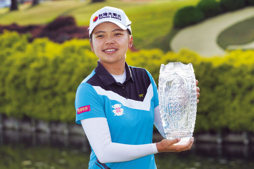 대만의 쉬웨이링이 LPGA 투어 퓨어실크 챔피언십서 생애 첫 우승을 차지한 뒤 트로피를 들고 기뻐하고 있다. [AP]