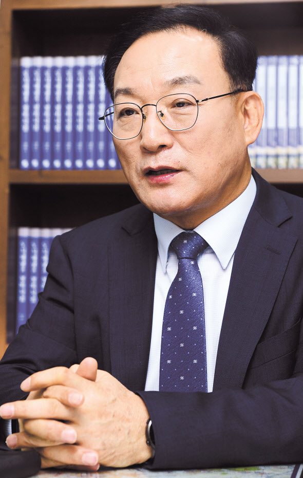대한부동산학회 이사장 권대중(63) 명지대 부동산학과 교수는 “수요자가 원하는 지역에 원하는 주택을 충분히 지으면 되죠. 굳이 공공이 주도할 필요가 있을까요”라고 정부의 부동산 공급정책의 방향을 지적했다. 박해묵 기자