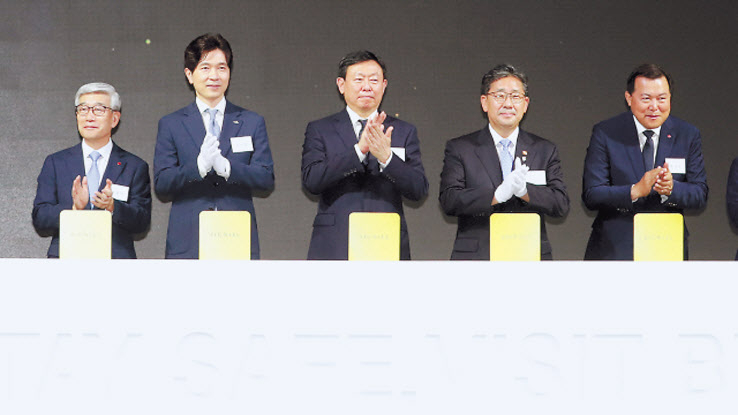 신동빈(가운데) 롯데그룹 회장이 지난해 6월 부산 해운대 엘시티 랜드마크 타워에서 열린 ‘시그니엘 부산’ 개관식에서 ‘골든키’ 퍼포먼스를 한 뒤 박수를 치고 있다. [연합]