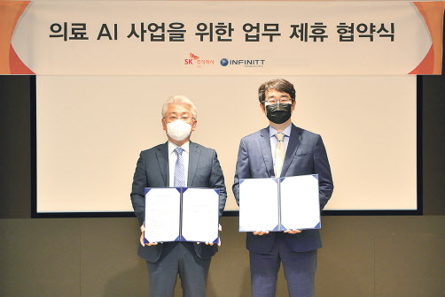 경기도 분당 SK-u타워에서 윤동준(왼쪽) SK㈜ C&C 헬스케어그룹장과 김동욱 인피니트헬스케어 대표가 ‘AI 뇌출혈 영상판독 솔루션, 인피니트 팩스(INFINITT PACS) 연계 공급 계약’을 체결했다. [SK㈜ C&C 제공]