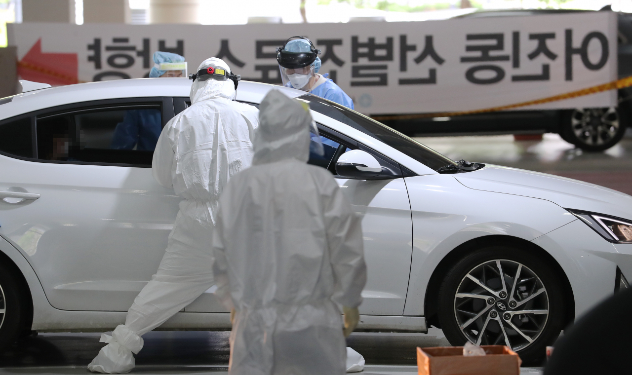 세종시의 한 어린이집에서 코로나19 집단감염이 발생한 24일 오전 세종시 어진동 선별진료소를 찾은 한 시민이 검사를 받고 있다. [연합]