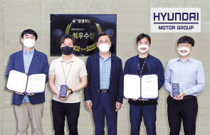 왼쪽부터 성주영 책임연구원, 오지원 책임연구원, 연구개발본부 부본부장 박정국 사장, 이근석 책임연구원, 김남균 책임연구원. [현대차 제공]