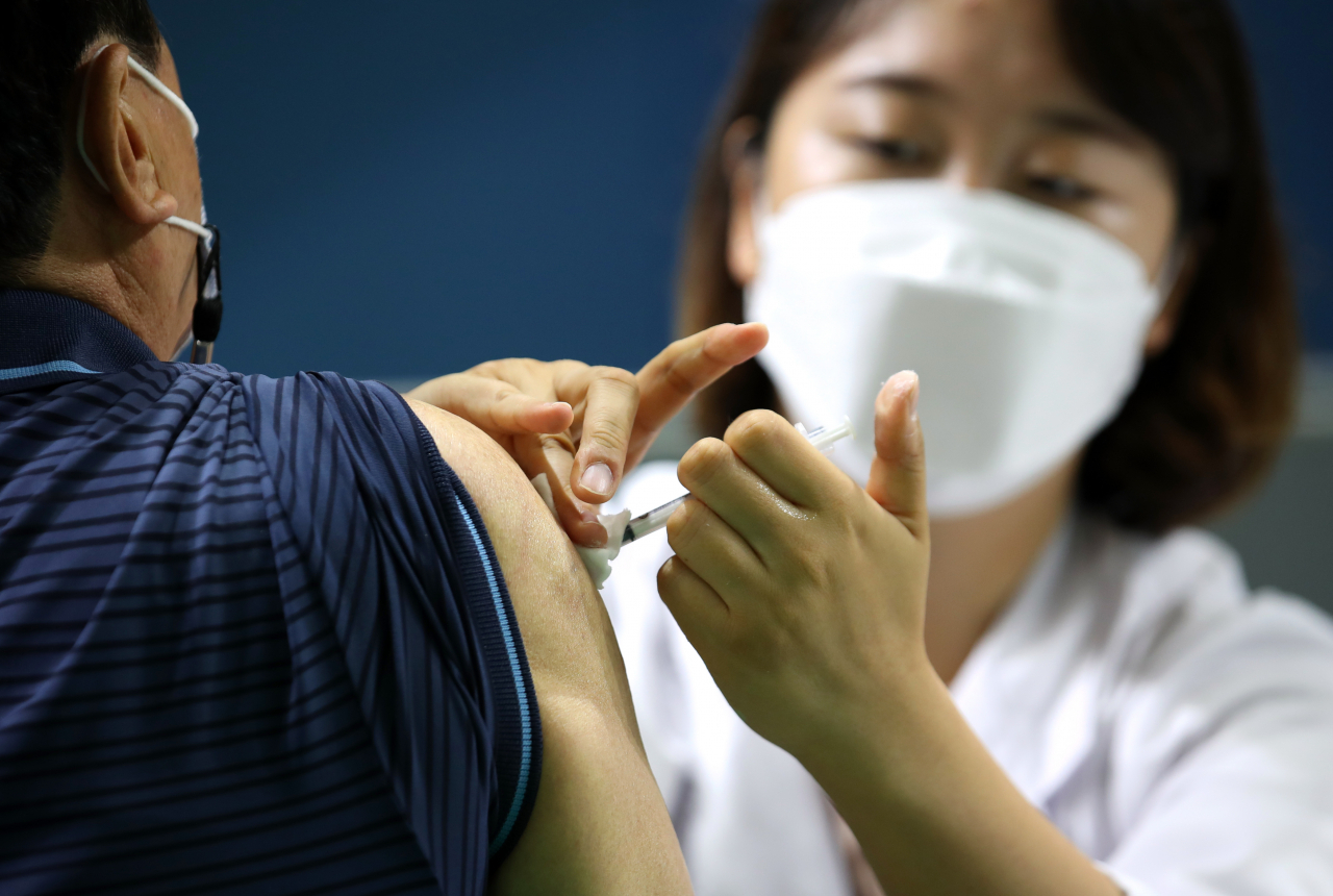 24일 오전 광주 서구 염주체육관에 마련된 코로나19 예방접종센터에서 한 어르신들이 화이자 백신 1차 접종을 받고 있다. 사진은 기사의 특정 사실과 관련이 없음. [연합]