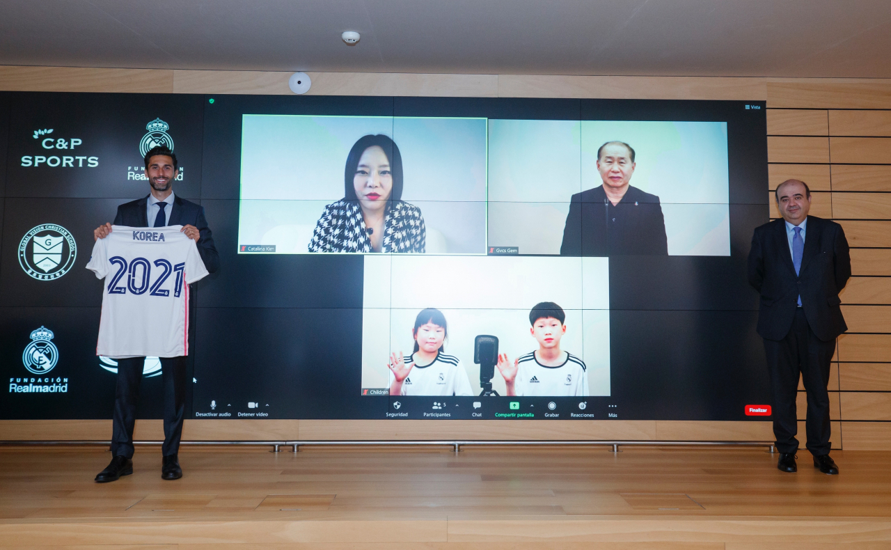 레알 마드리드의 레전드 알바로 아르벨로아(맨 왼쪽)와 홀리오 곤잘레스 디렉터가 화상 사인식에서 포즈를 취하고 있다. [C&P스포츠 제공]