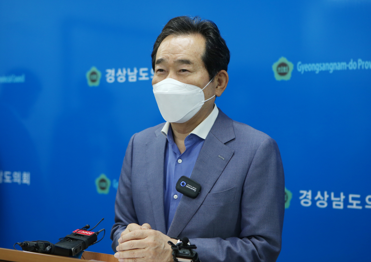 더불어민주당 대권주자인 정세균 전 국무총리가 24일 오전 경남도의회를 방문해 기자간담회를 하고 있다. [연합]