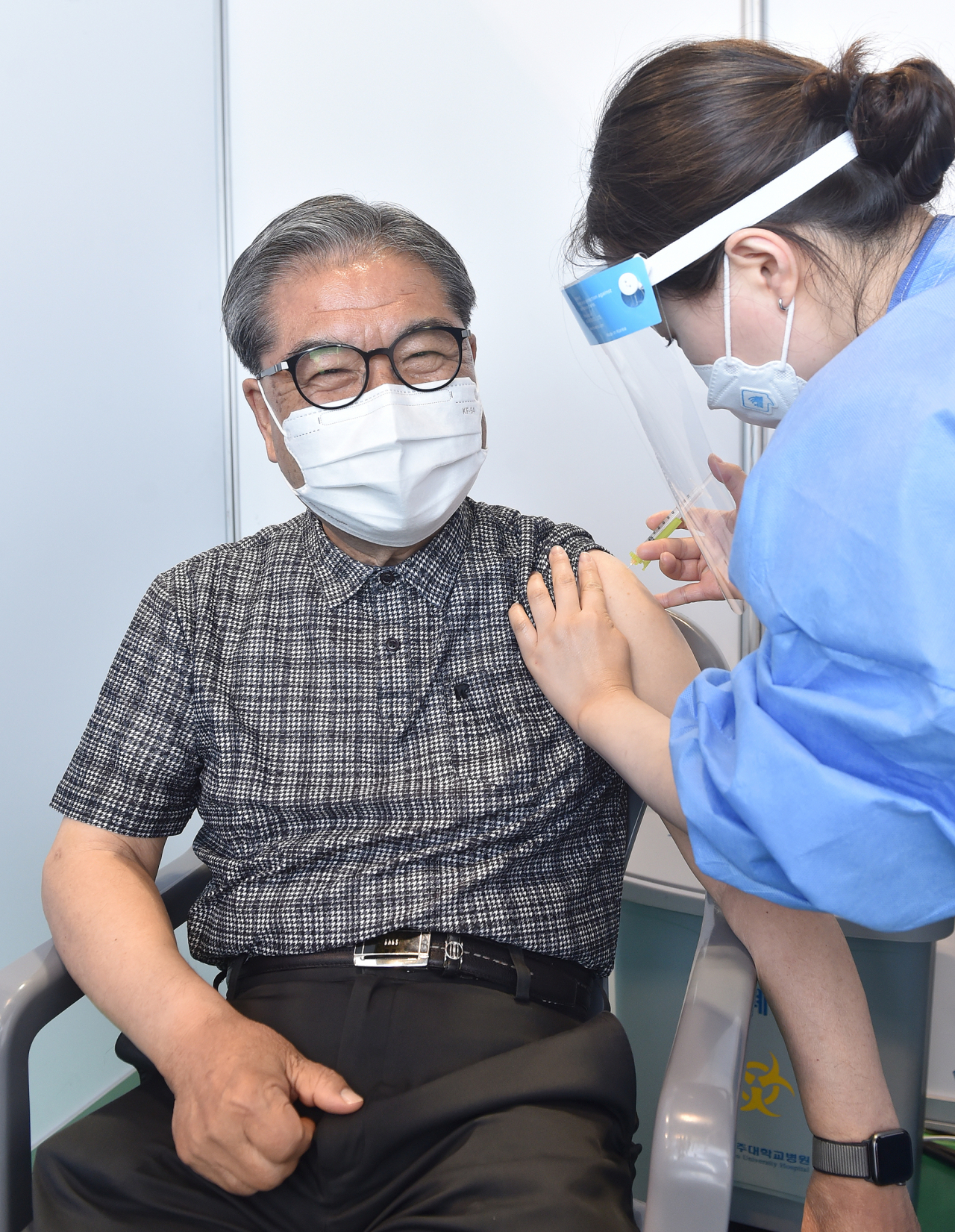 이재정 경기교육감이 백신접종하고있다.[경기도교육청 제공]