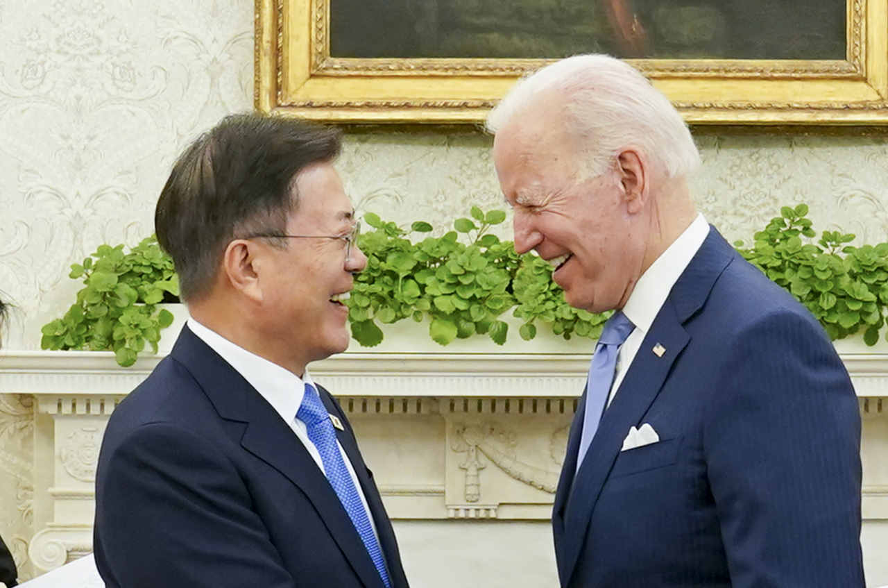 문재인 대통령이 지난 21일 오후(현지시간) 백악관 오벌오피스에서 열린 소인수 회담에서 조 바이든 미국 대통령과 대화하고 있다. 이날 문 대통령은 "바이든 대통령과의 회담도 기쁜 일이지만, 처음으로 마스크를 쓰지 않고 회담하게 된 것은 정말로 기쁜 일"이라고 말했다. [연합]