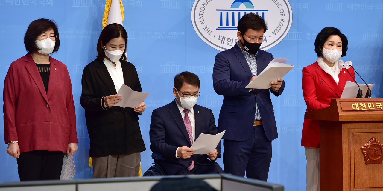국민의힘 조명희(오른쪽부터), 김형동, 이종성 의원 등이 24일 서울 여의도 국회 소통관에서 정부의 코로나 대책 전환을 촉구하고 있다. [연합]